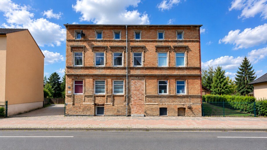 Hausansicht Stra�e Mehrfamilienhaus Strasburg