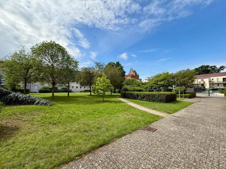 Innenhof im Fr�hling/Sommer Etagenwohnung Neubrandenburg