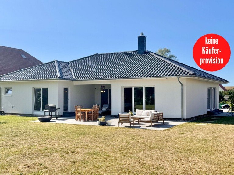 Hausansicht Sponholz Einfamilienhaus HORN IMMOBILIEN ++ Winkelbungalow 5 km bis Neubrandenburg, Baujahr 2022, Doppelgarage + Carport