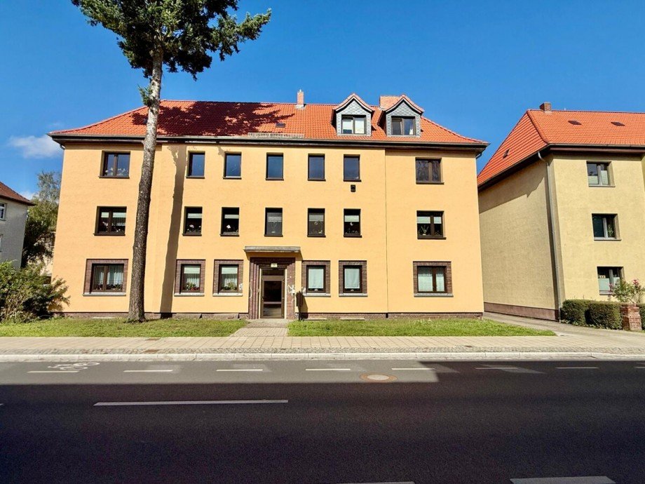 Stra�enansicht Mehrfamilienhaus Neubrandenburg