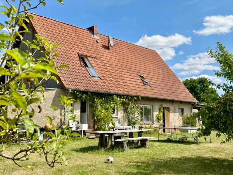 Hausansicht vom Grundst�ck Iven - Iven Bauernhaus HORN IMMOBILIEN ++ Haus f�r Aussteiger in toller Randlage, der Ruhepool zur Gro�stadt in Iven