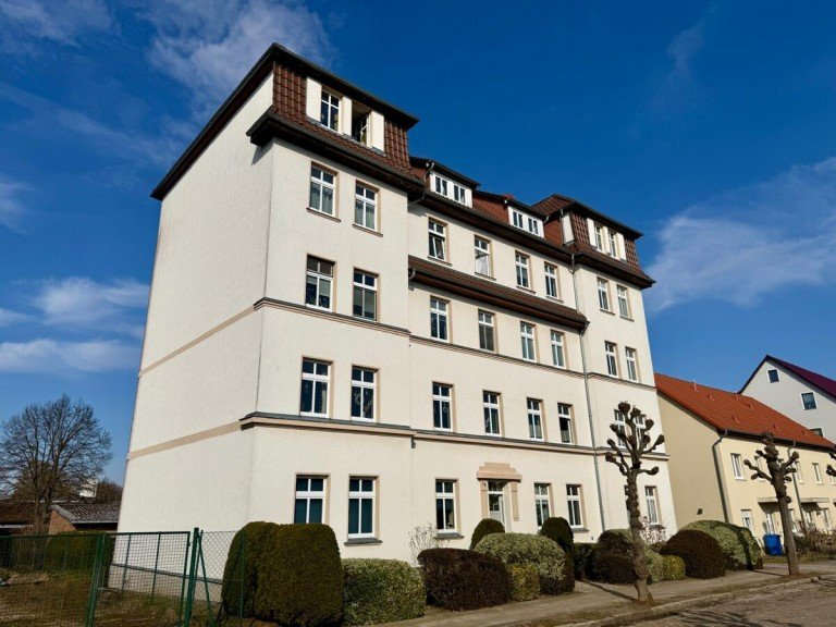 Mehrfamilienhaus Neustrelitz Mehrfamilienhaus HORN IMMOBILIEN++VERKAUFT! Neustrelitz, vermietetes MFH mit 10 Wohneinheiten, Stellpl�tzen und Keller