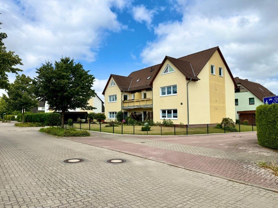 Stra�enansicht Maisonettewohnung Neubrandenburg