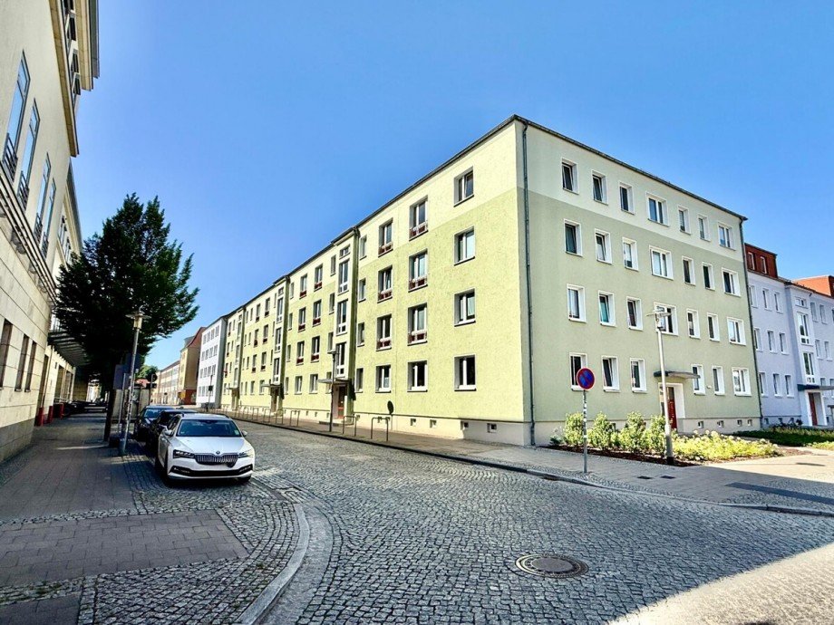 Stra�enansicht Etagenwohnung Neubrandenburg