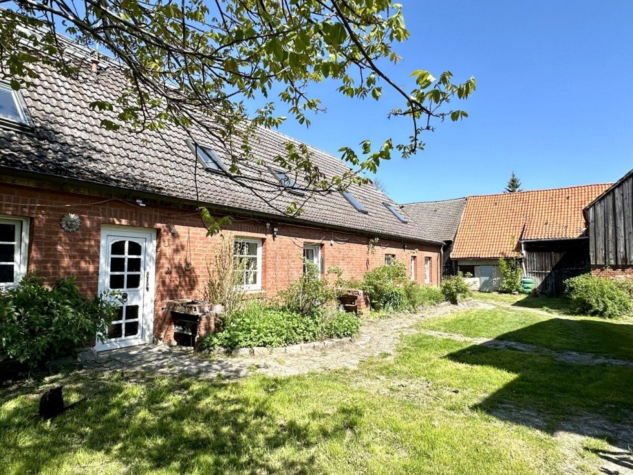 Hausansicht Hofseite Mehrfamilienhaus Datzetal / Sadelkow