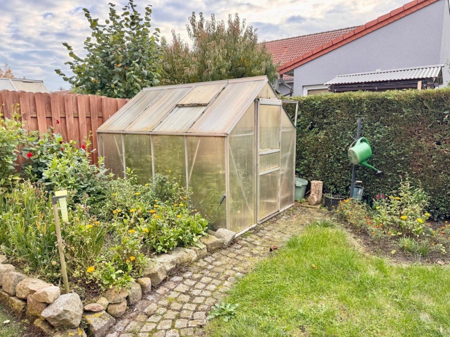 Garten mit Gew�chshaus Doppelhaush�lfte Friedland