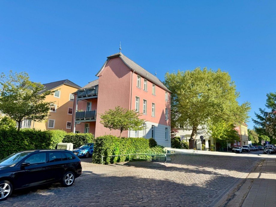 Stra�enansicht Erdgeschosswohnung Neubrandenburg