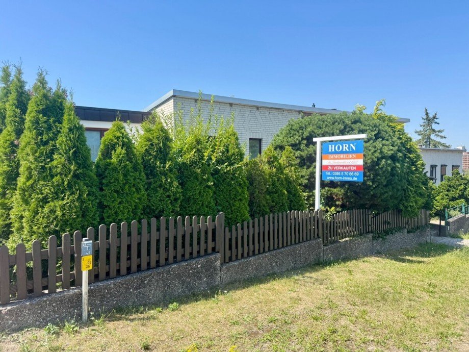 Stra�enansicht Zweifamilienhaus Neubrandenburg