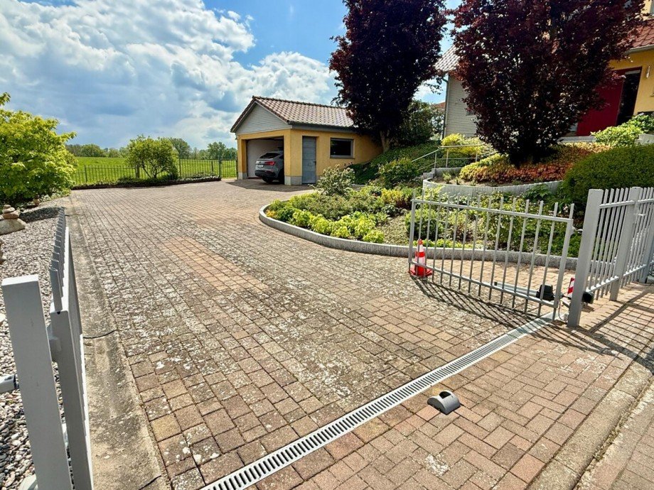 Einfahrt mit elektr. Tor Einfamilienhaus Penzlin