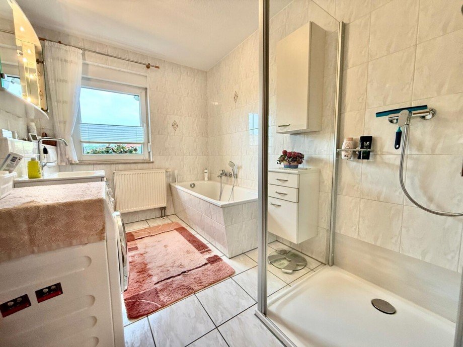 Badezimmer mit Dusche &... Maisonettewohnung Neubrandenburg