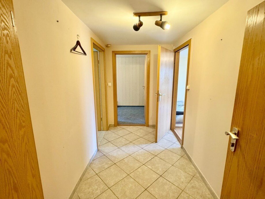 Flur 1. Wohnung Zweifamilienhaus Neubrandenburg