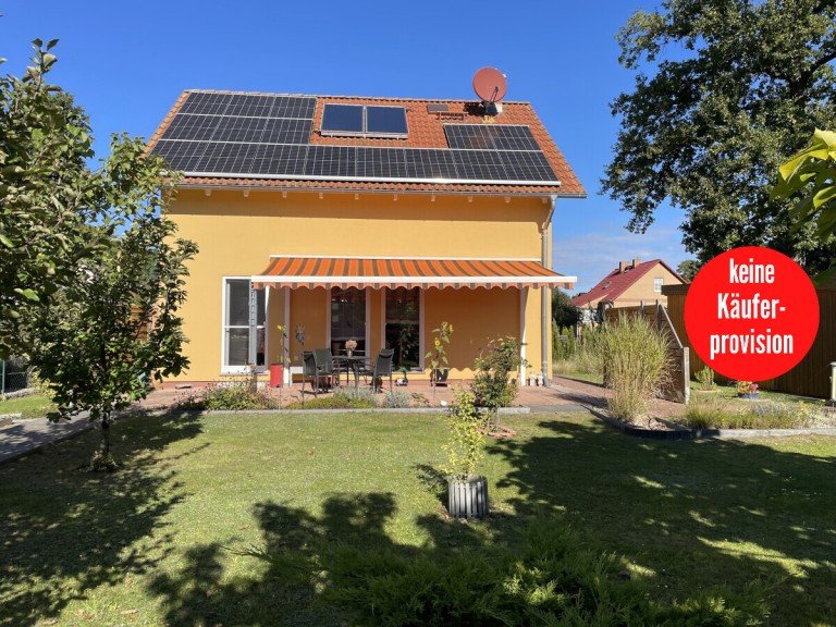 Hausansicht vom Grundst�ck Torgelow Einfamilienhaus HORN IMMOBILIEN ++ modernes Einfamilienhaus mit Photovoltaikanlage, Garage und Terrasse in Torgelow
