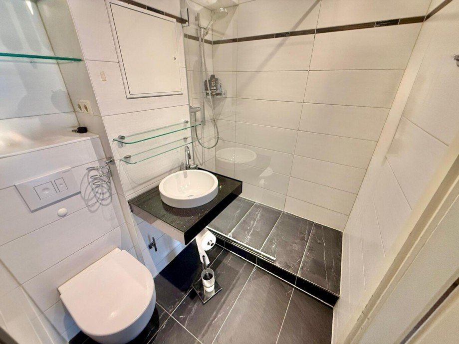 Badezimmer mit Dusche Etagenwohnung Neubrandenburg