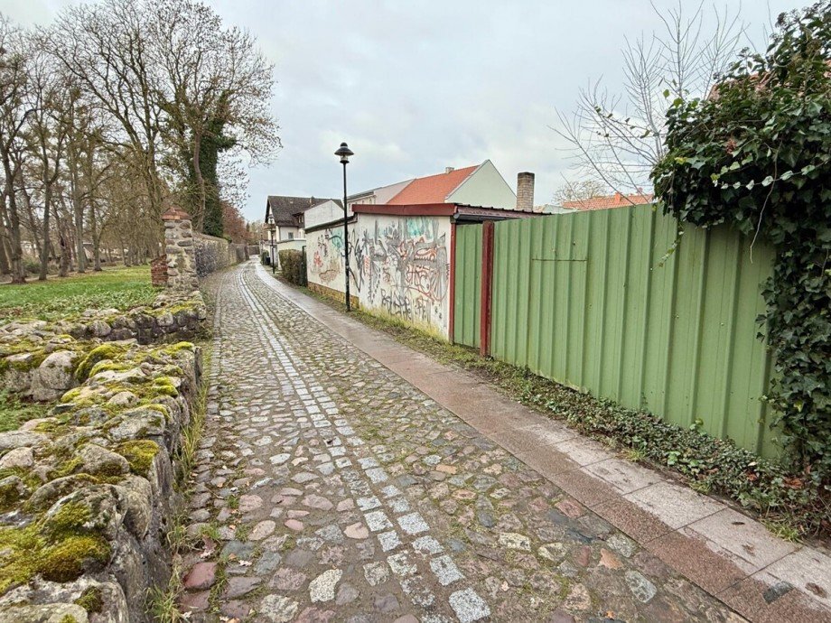 Zufahrt Grundst�ck hinten Einfamilienhaus Friedland