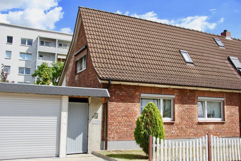 Neubrandenburg Hausansicht Neubrandenburg - Ihlenfelder Vorstadt Doppelhaush�lfte HORN IMMOBILIEN ++ VERKAUFT! Neubrandenburg Ihlenfelder Vorstadt liebevoll modernisierte Doppelhaush�lfte