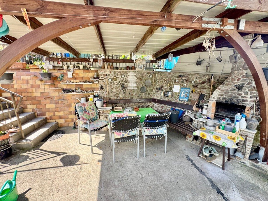 �berdachte Terrasse mit Grillofen Einfamilienhaus Burg Stargard
