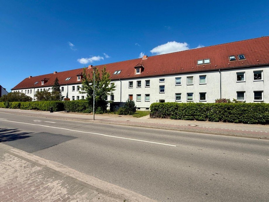 Stra�enansicht Etagenwohnung Neubrandenburg