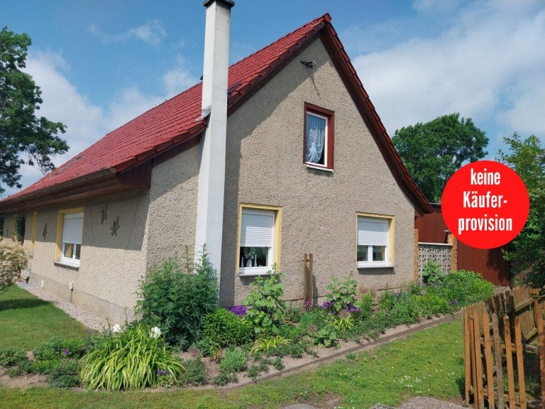 Hausansicht Woldegk / Pasenow Einfamilienhaus HORN IMMOBILIEN ++ freistehendes Einfamilienhaus in Pasenow bei Woldegk