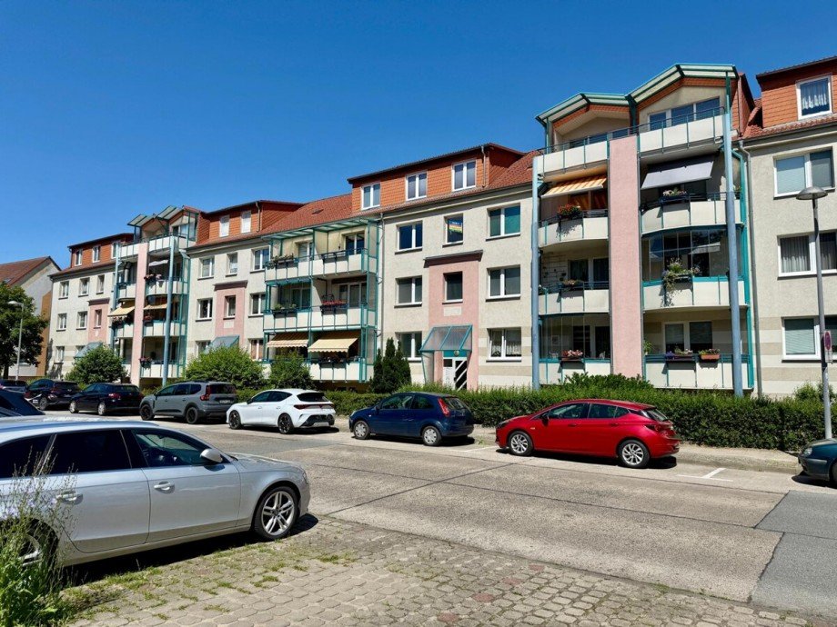Stra�enansicht Erdgeschosswohnung Neubrandenburg