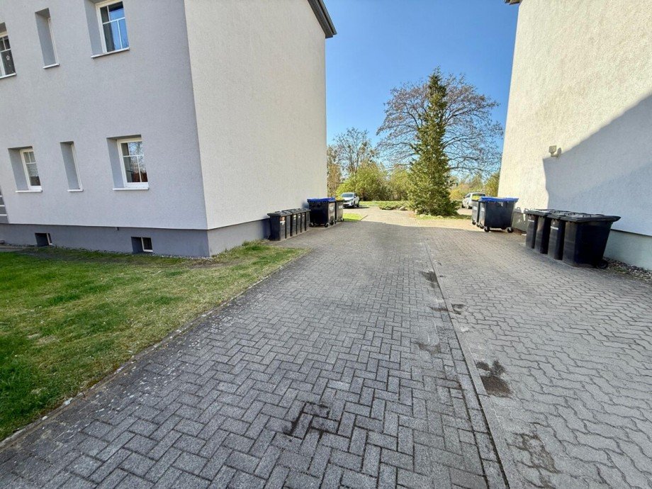 Einfahrt Grundst�ck Mehrfamilienhaus Neustrelitz