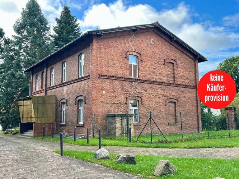 Hausansicht Eggesin Mehrfamilienhaus HORN IMMOBILIEN ++ Mehrfamilienhaus mit 3 WE in zentraler Lage, Eggesin