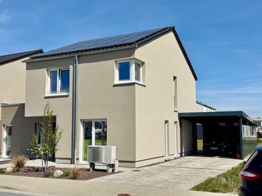 Hausansicht Stra�enseite Doppelhaush�lfte Neubrandenburg