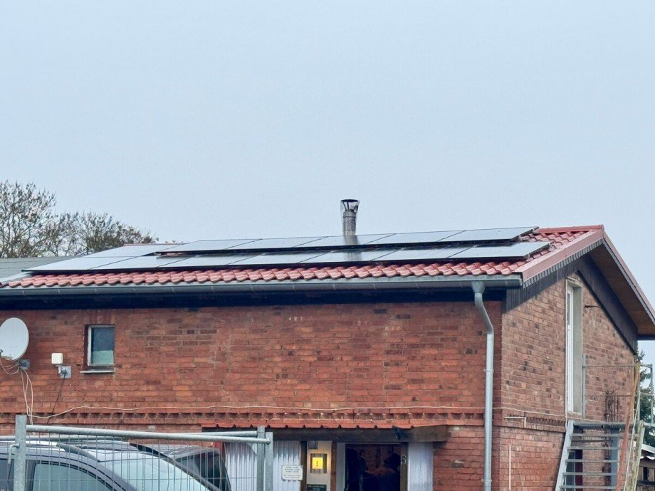 Dach mit Photovoltaik Reihenendhaus Jatzke