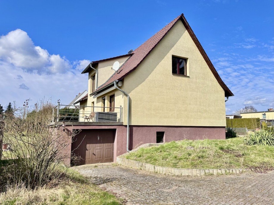 Hausansicht / Garage Einfamilienhaus Tantow