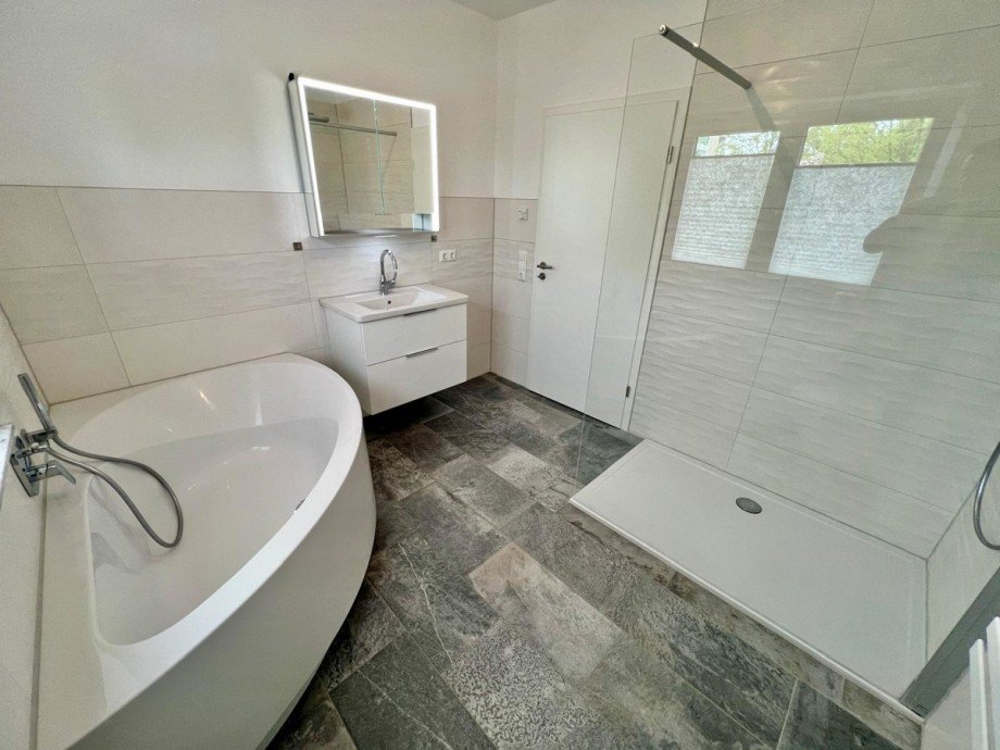 Bad OG mit Badewanne und... Doppelhaush�lfte Neubrandenburg
