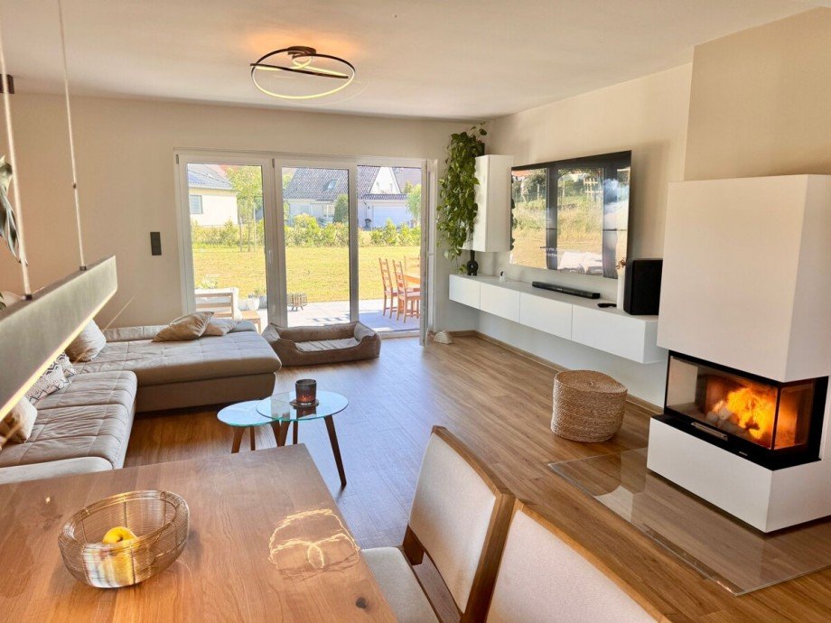 Wohnzimmer mit Kamin und Terrassenausgang Einfamilienhaus Sponholz