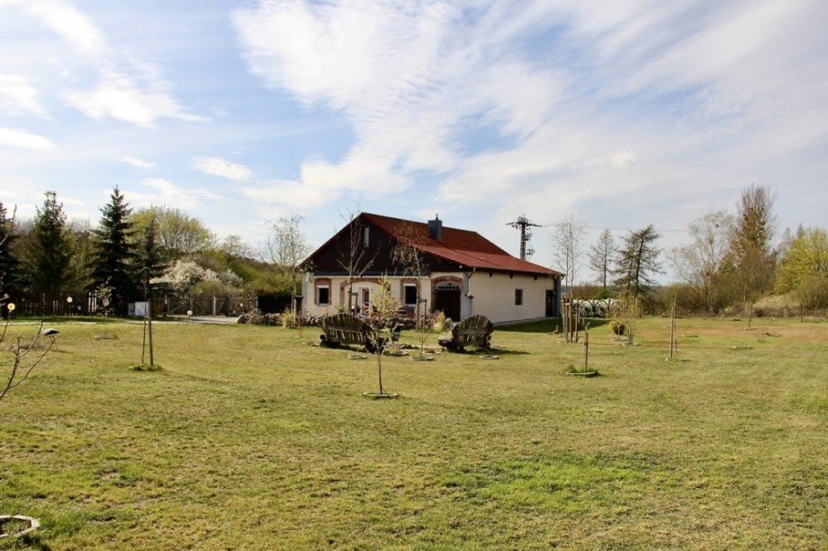 und gro�es Grundst�ck Einfamilienhaus Viereck