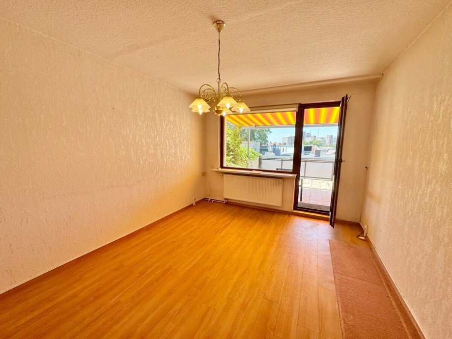 Wohnzimmer 1. Wohnung mit Terrasse Zweifamilienhaus Neubrandenburg