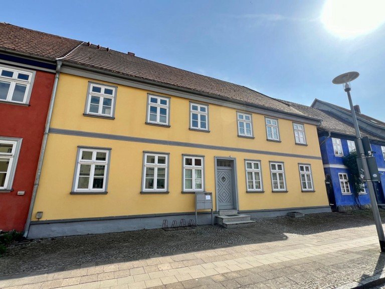 Nutzen Sie Ihre Chance! Neubrandenburg Mehrfamilienhaus HORN IMMOBILIEN++VERKAUFT! im Zentrum von NB, historisches Mehrfamilienhaus mit 3 WE und idyllischen Innenhof. Eine Wohnung mit ca. 210 m� ist bezugsfrei.