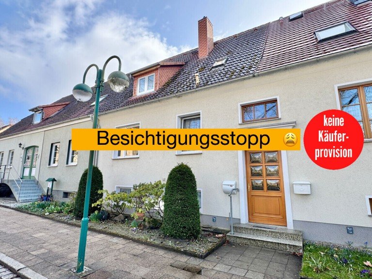 Hausansicht Stra�enseite Neustrelitz Reihenmittelhaus HORN IMMOBILIEN ++ interessantes Haus in Neustrelitz ruhige und historische Lage
