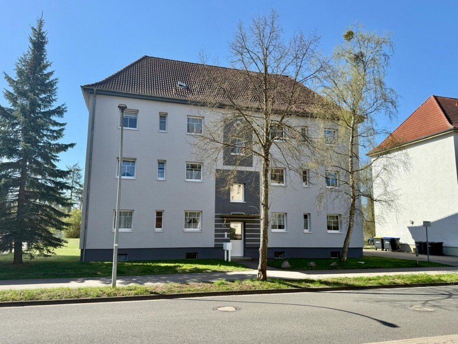 Stra�enansicht Mehrfamilienhaus Neustrelitz