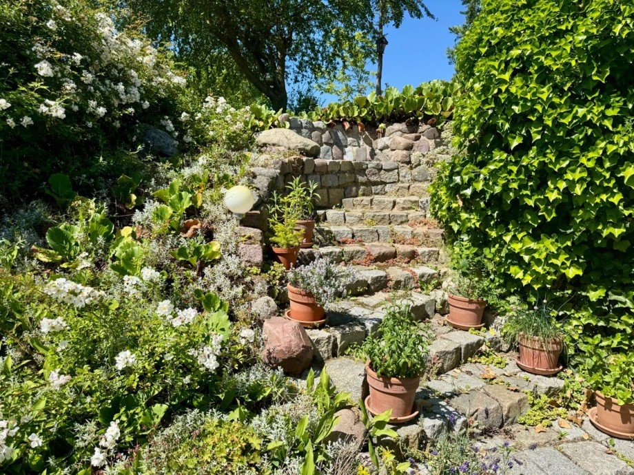 Detail herrlich park�hnlich angelegt Einfamilienhaus Burg Stargard