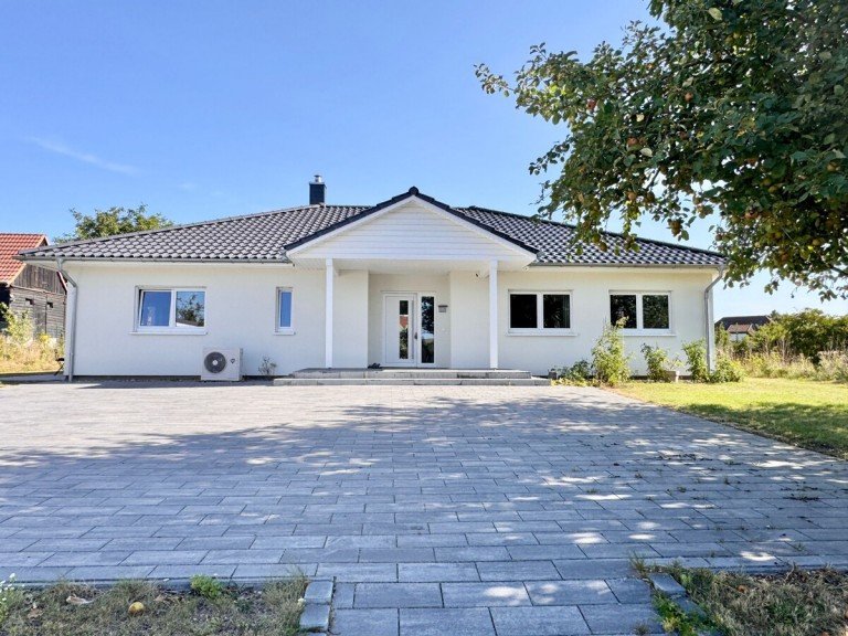 Hausansicht Sponholz Einfamilienhaus Jetzt Miete m�glich! Winkelbungalow 5 km bis Neubrandenburg, Baujahr 2022, Doppelgarage, EBK,Carport