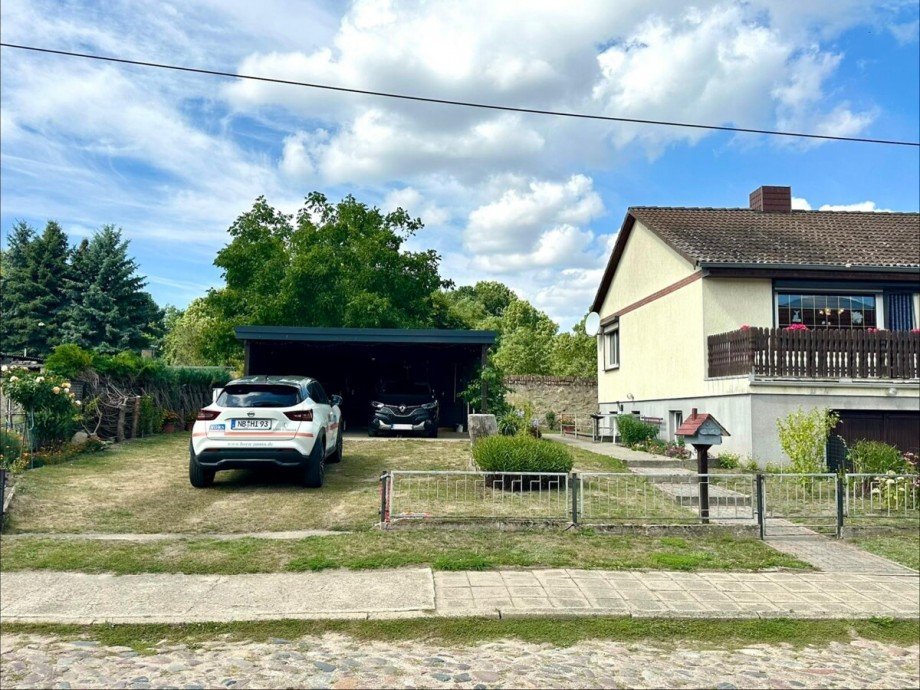 Zufahrt und Doppelcarport Einfamilienhaus Galenbeck