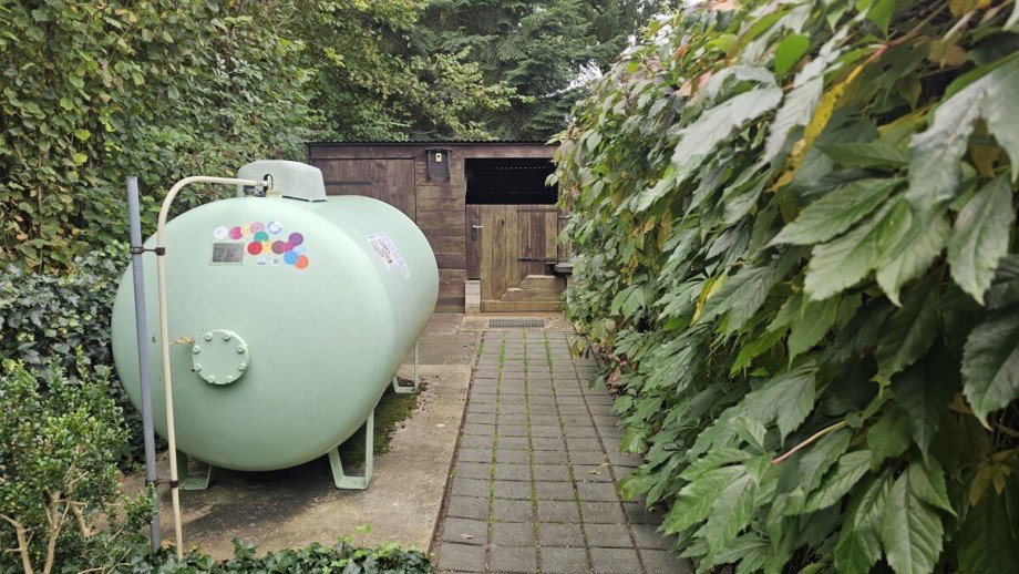 Fl�ssiggastank und dahinter Erdkellerraum Ferienhaus Wokuhl-Dabelow / Carolinenhof