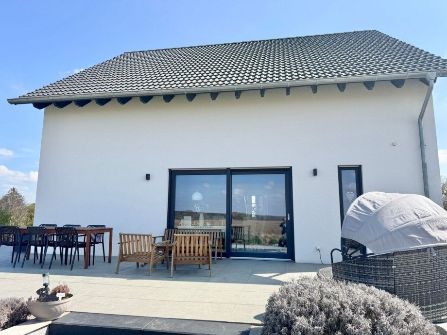 Hausansicht mit Sonnenterrasse Einfamilienhaus Lindetal